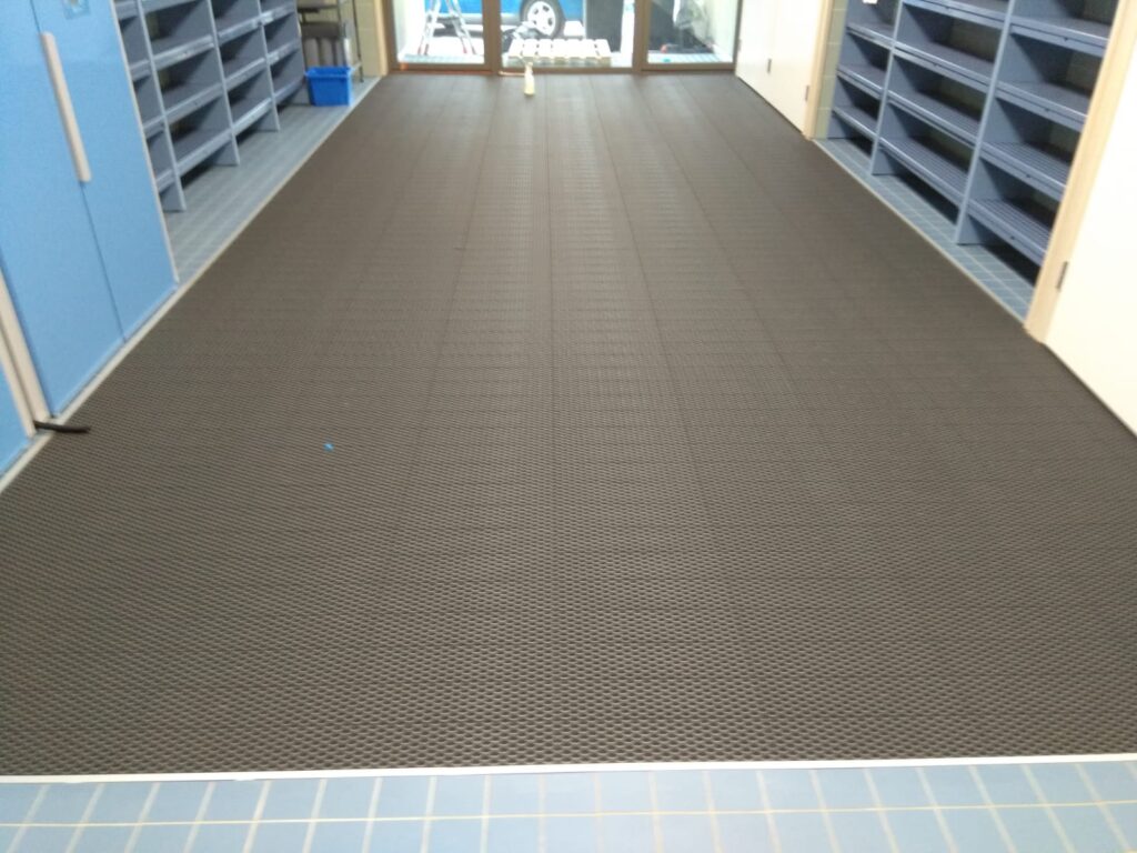 Tuulikaappimatto-Jaguar-13_0